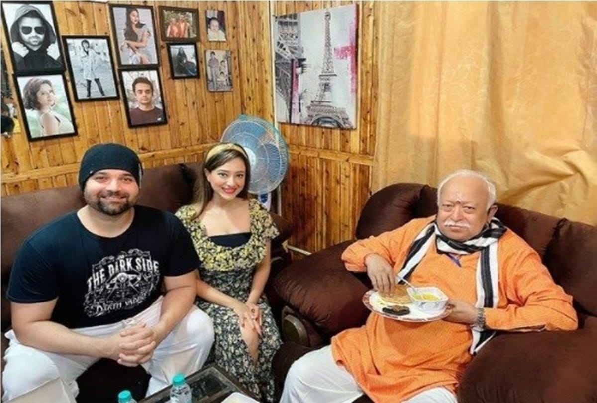 Mimoh Charaborty starts shooting In UP for his bollywood debut, photo with RSS Chief Mohan Bhagwat goes viral