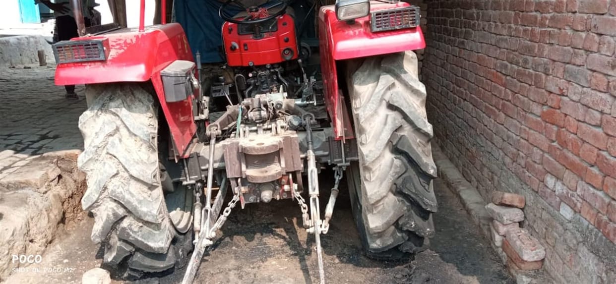 Hathras: mischievous elements burned tractor tires, carried goods