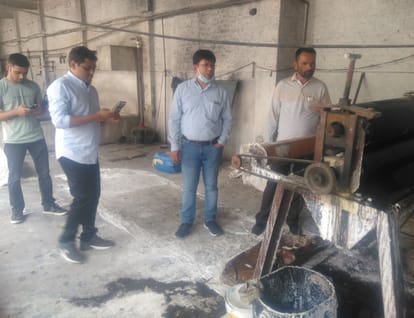 शहर के मोहल्ला जटवारा जदीद में वस्त्र छपाई कारखाने में जांच करती टीम।