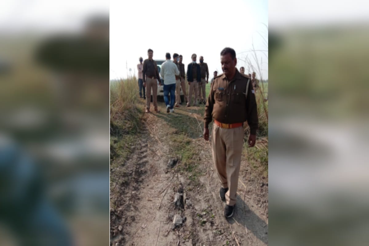 Meerut News: Excise department team and police raid in many village and recovered raw liquor and see photos