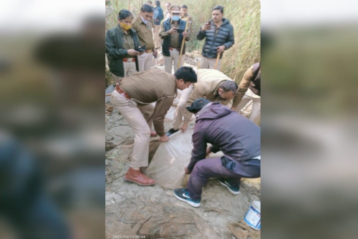 Meerut News: Excise department team and police raid in many village and recovered raw liquor and see photos