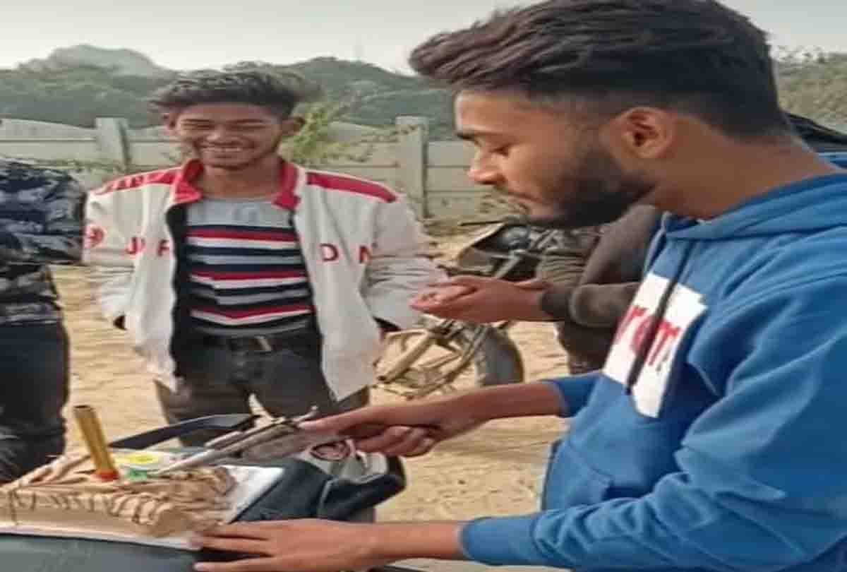 Kanpur: Dabangg cut cake from a tammancha on birthday, photo viral, police arrested two