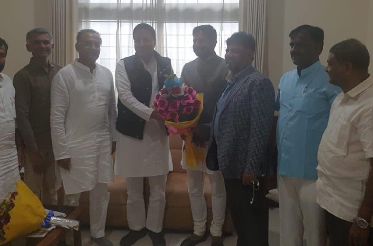 BJP MPs son and Independent MLA Sharath Bachegowda announced to join Congress party