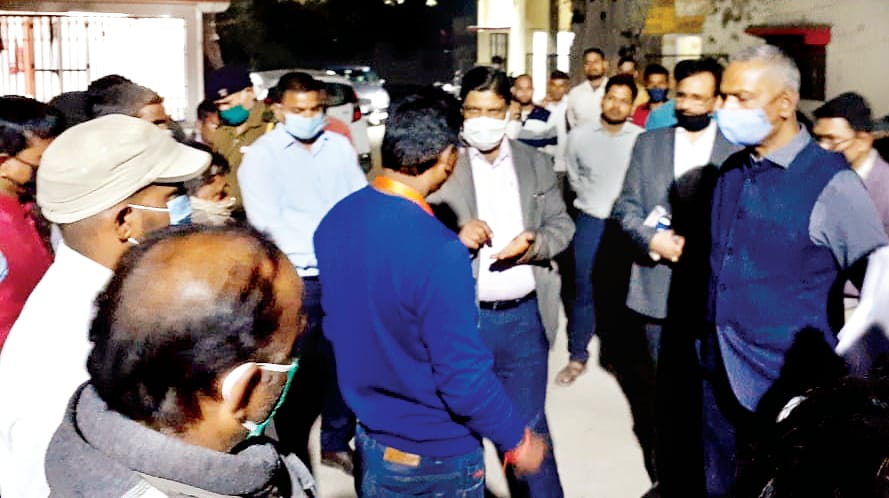 Ias officer said that worker make electricity bill of each consumer