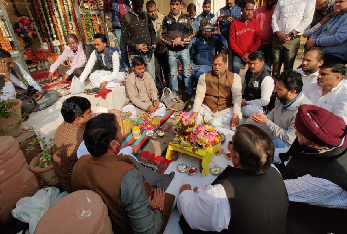 AAP leader worships in Chandni Chowk Hanuman Mandir after BJP does the same
