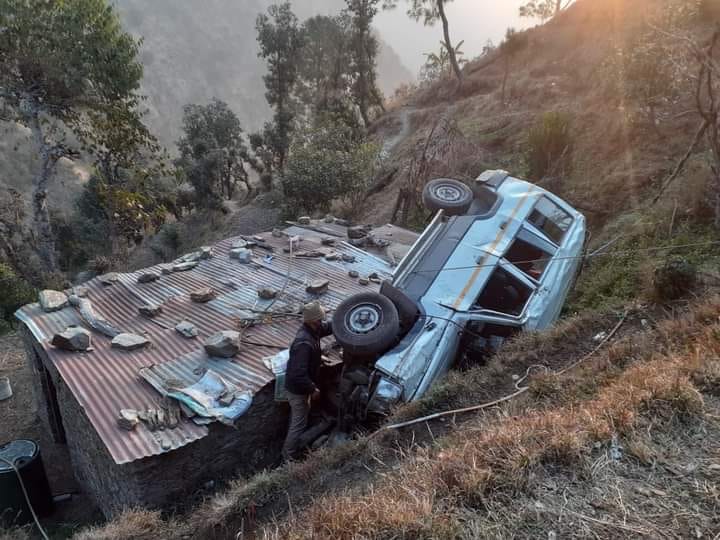 uttarakhand news : accident in almora and dhumakot, two died many injured
