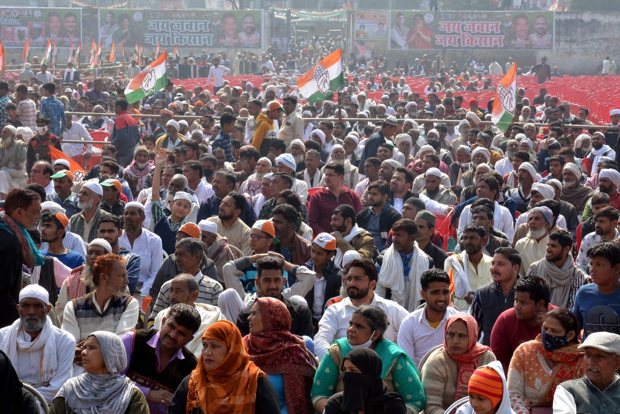 Crowd gathered father-son realiz of strength