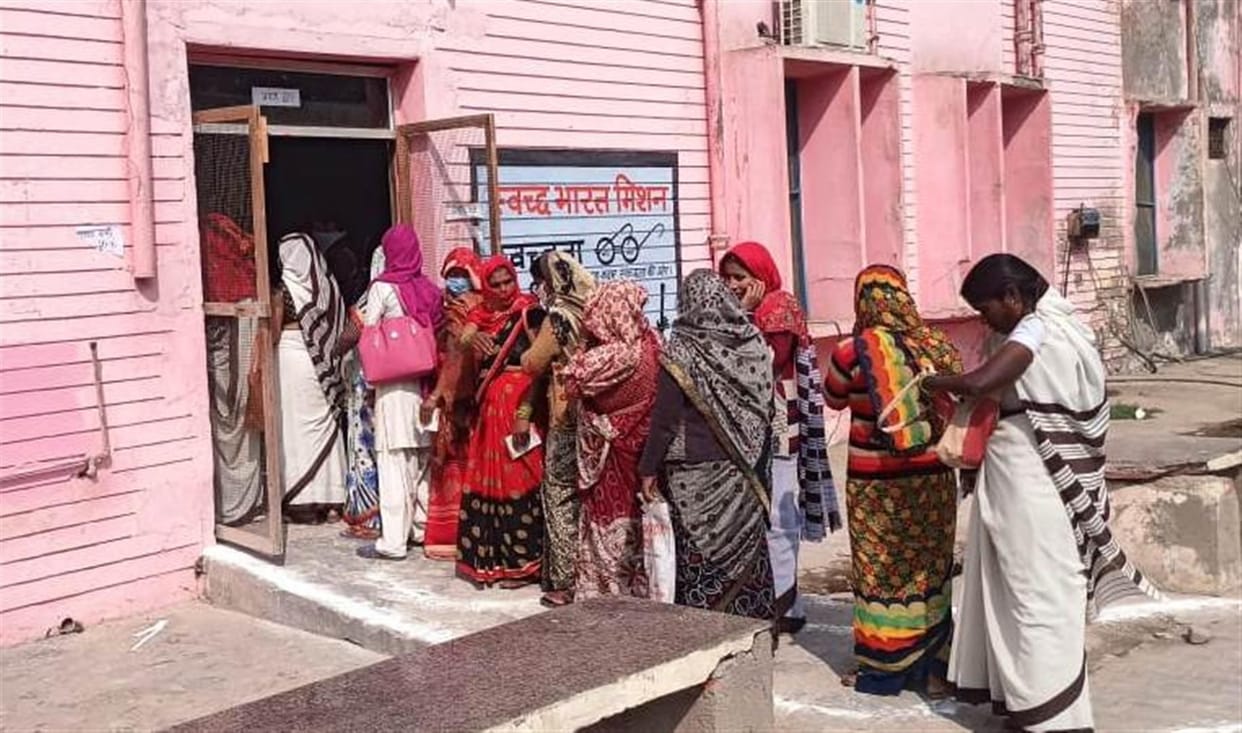 Hathras: Corona vaccine planted to 153 ASHA workers