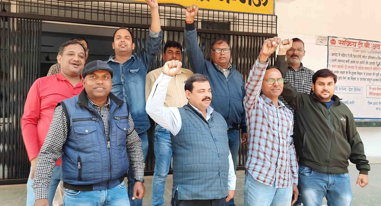 Demonstrated protest against black band demand for restoration of old pension
