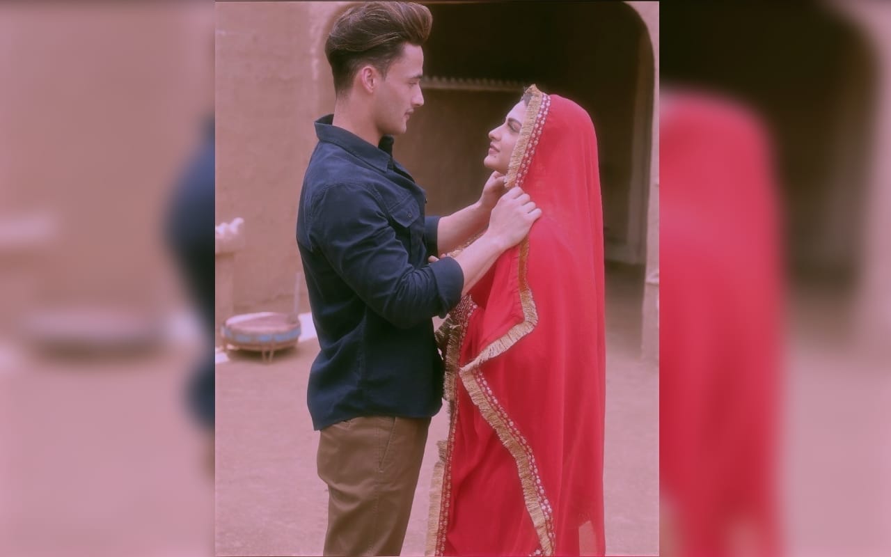 asim riaz pose with mystery woman fans are wondering if she is Himanshi khurrana or not