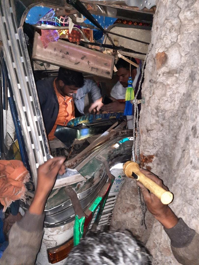 Hathras: Unbalanced injured truck, driver and cleaner injured
