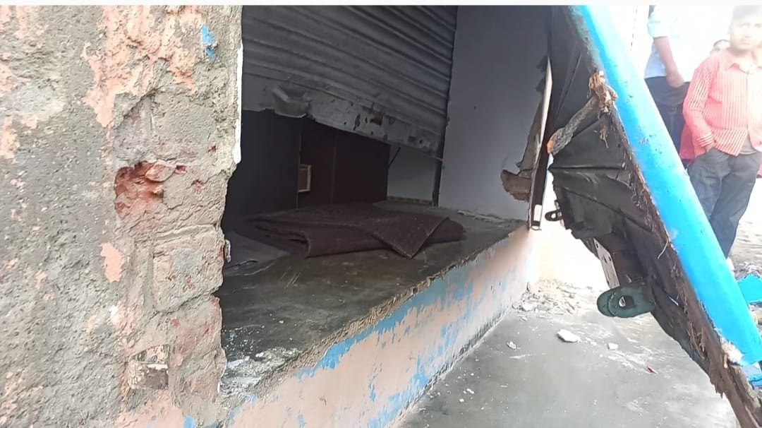 jewellry and cash theft by breaking the shutter of the shop
