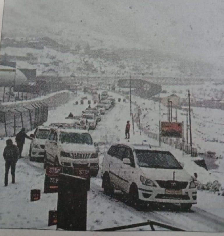 Indian Army rescues 400 tourists stranded in heavy snowfall in Sikkim