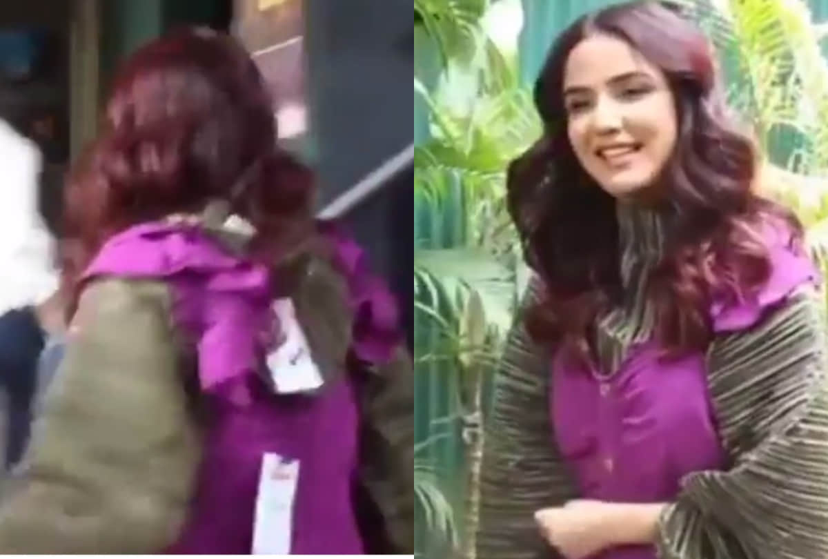 Bigg boss 14 contestants Aly Goni and Jasmin Bhasin spot in airport go for Kashmir Jasmin wear red arm warmer sweater