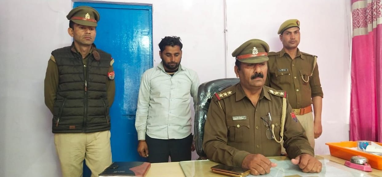 Mathura: One accused robbed by bike riding couple arrested