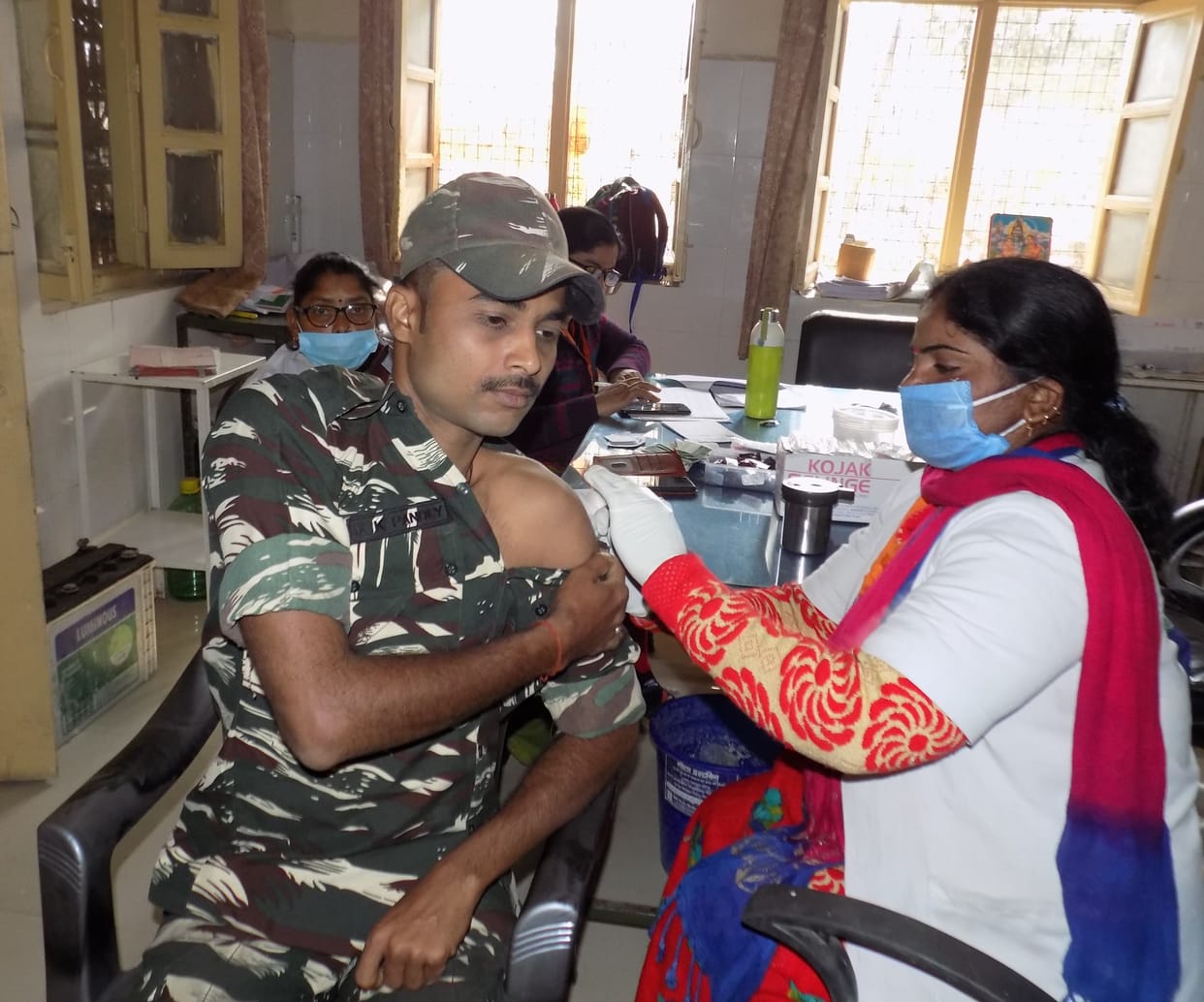 Hathras: Corona vaccine applied to 54 CRPF personnel
