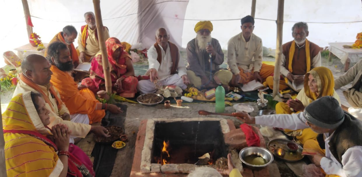 Sadhus and Kalpavis are earning merit by meditation, sacrifice