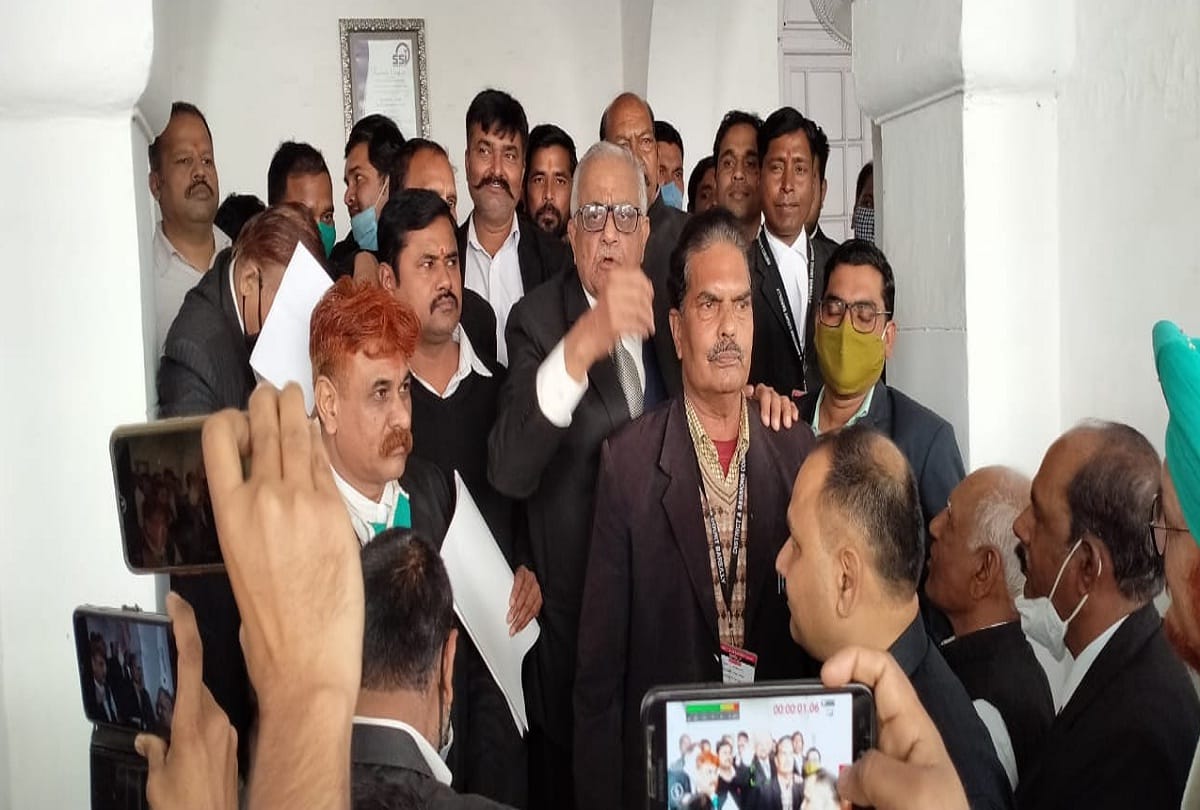 bar association protest on collectorate against attack on lawyer