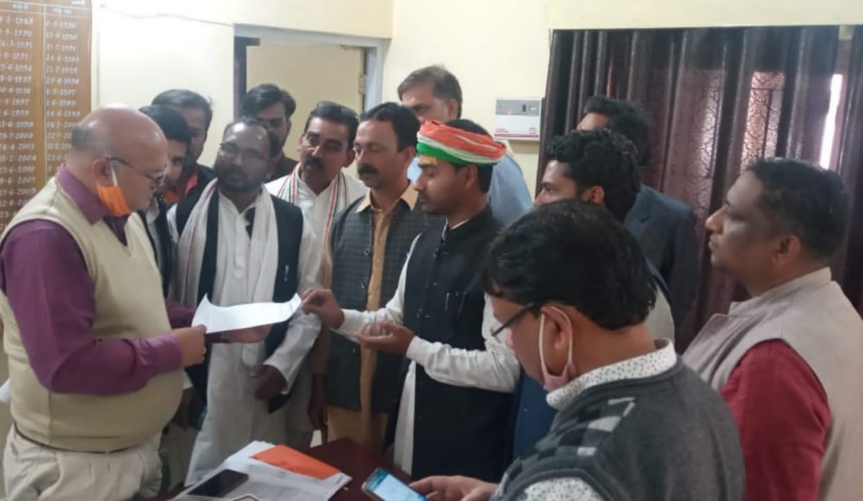 Angry Congressmen protested due to bad condition of roads