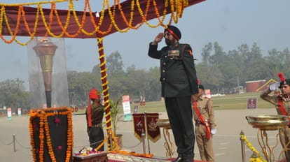 फतेहगढ़ स्थित राजपूत रेजिमेंट सेंटर के करियप्पा मैदान विक्ट्री मशाल को सलामी देते ब्रिगेडियर आ?
