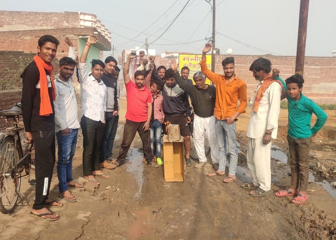 Hathras: People troubled by dirt and waterlogging burnt effigy of municipal administration
