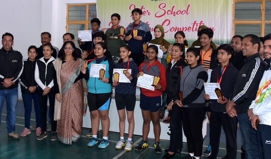 In badminton competition, the players showed their strength