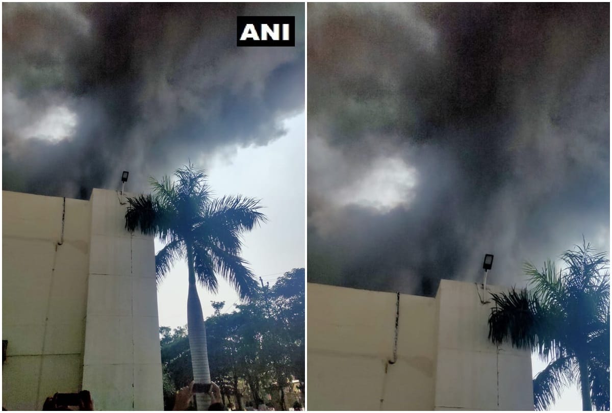 Fire breaks out at a manufacturing factory in Pune district Six fire tenders rushed to the spot