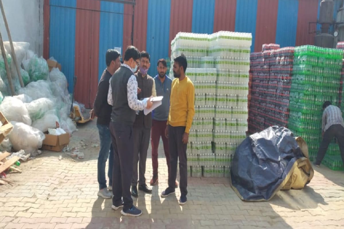 Raid in a cold drink factory and theft caught of one lakh in Meerut city