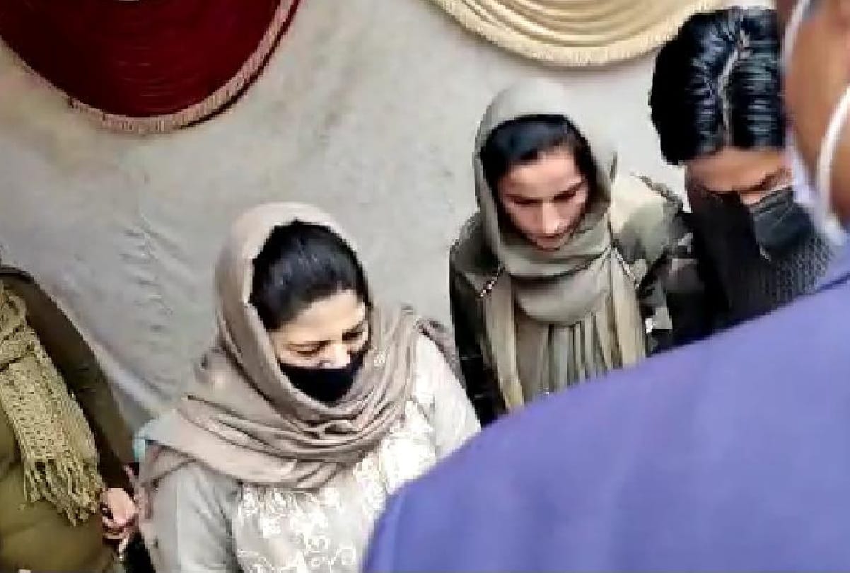 Mehbooba mufti calls on Modi government to talk to Pakistan after Srinagar terror attack
