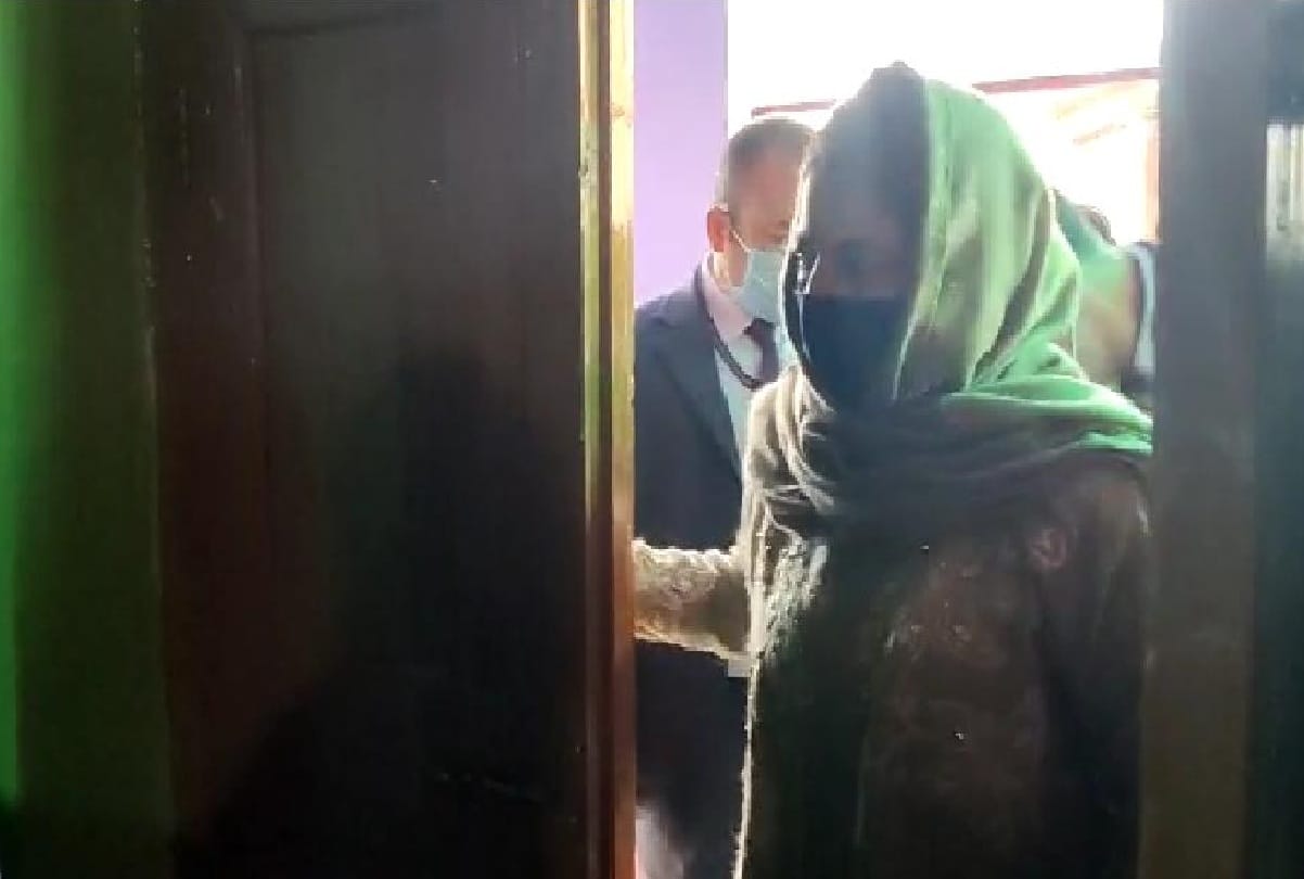 Mehbooba mufti calls on Modi government to talk to Pakistan after Srinagar terror attack