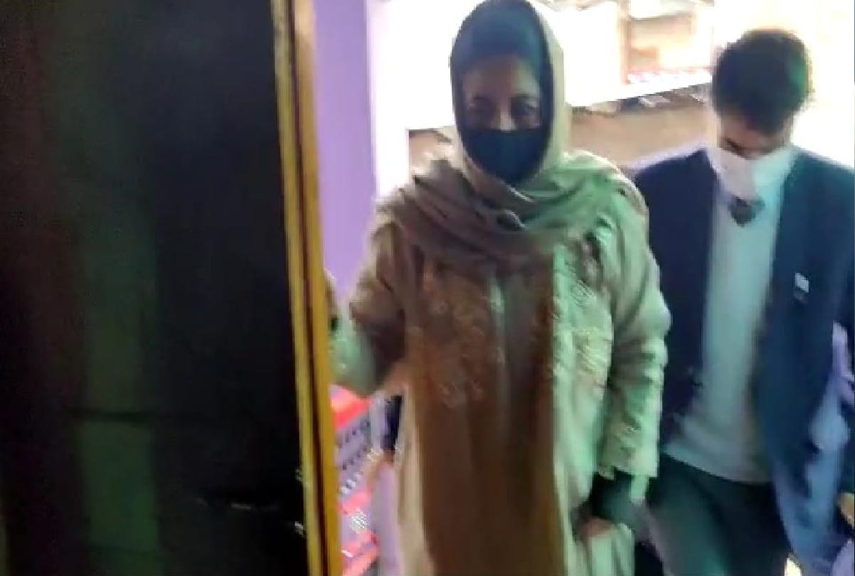 Mehbooba mufti calls on Modi government to talk to Pakistan after Srinagar terror attack