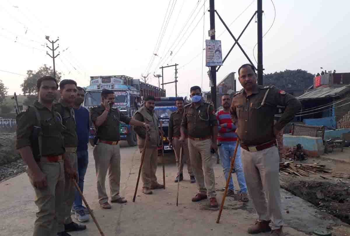 Stone pelting on police who went to catch liquor in Farrukhabad