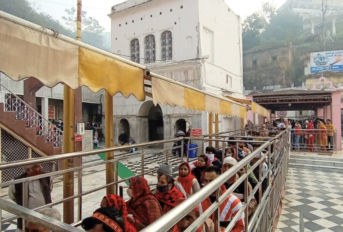 devotee pays obeisance on gupt navratri ashtami at jwalamukhi temple kangra himachal pradesh