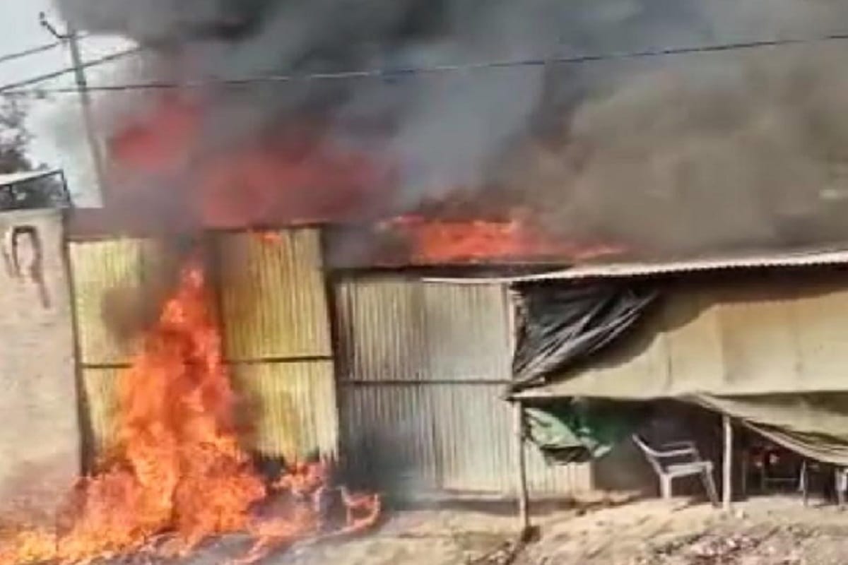 Fire set in a shop and gas cylinder blast in Shamli of Uttar Pradesh