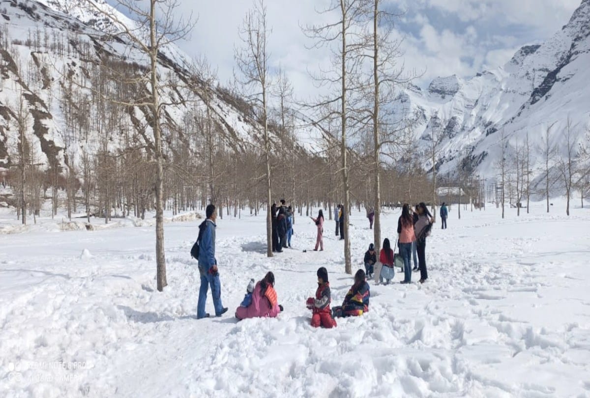 atal tunnel reopened for tourists after two weeks, enjoyed snow at sisu himachal