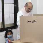 अमित शाह मतदान करते हुए