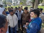मृतका के परिजनों को समझाते डीएसपी राहुल देव। संवाद