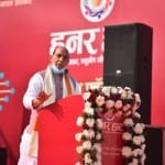 राजनाथ सिंह हुनर हाट के कार्यक्रम को संबोधित करते हुए