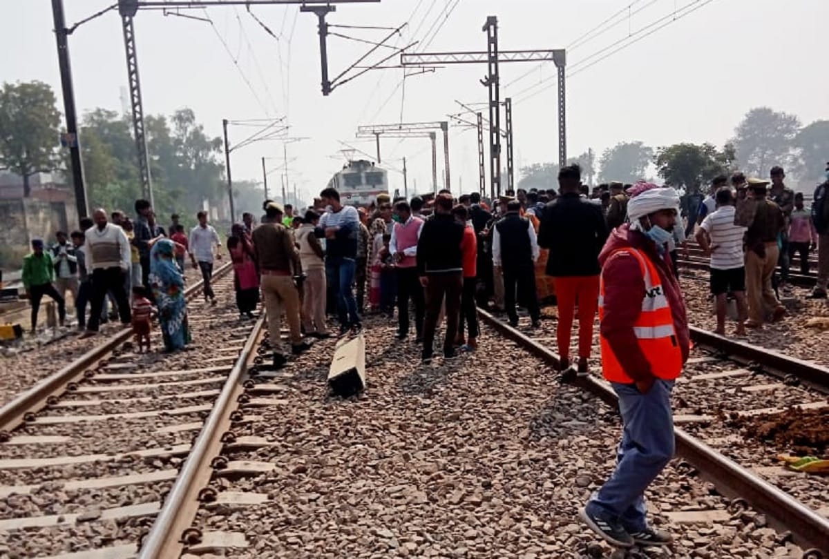 Bulandshahr people stops Tejas Express demanding construction of an underpass