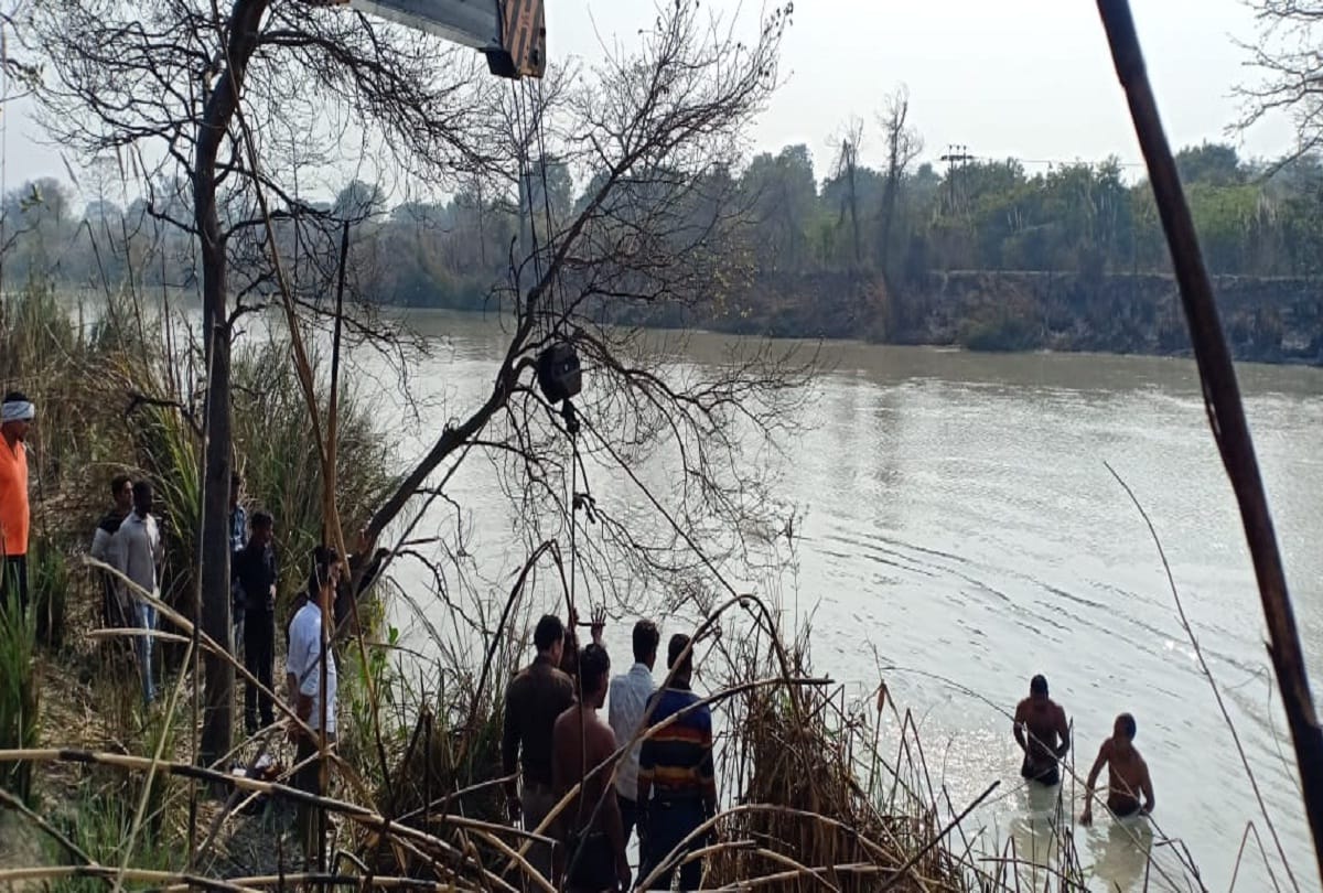 high speed car falls in river driver admited in hospital police rescue