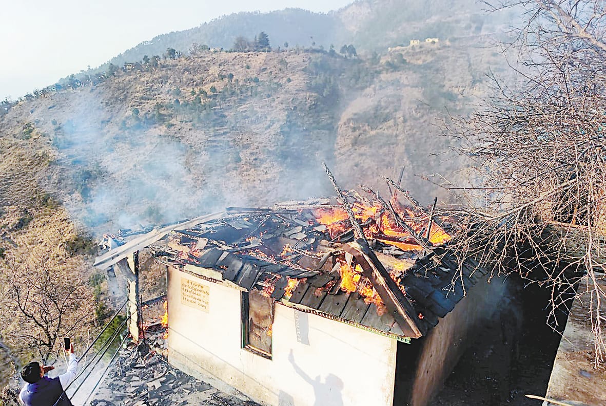 one house burnt in karsog, distt, mandi