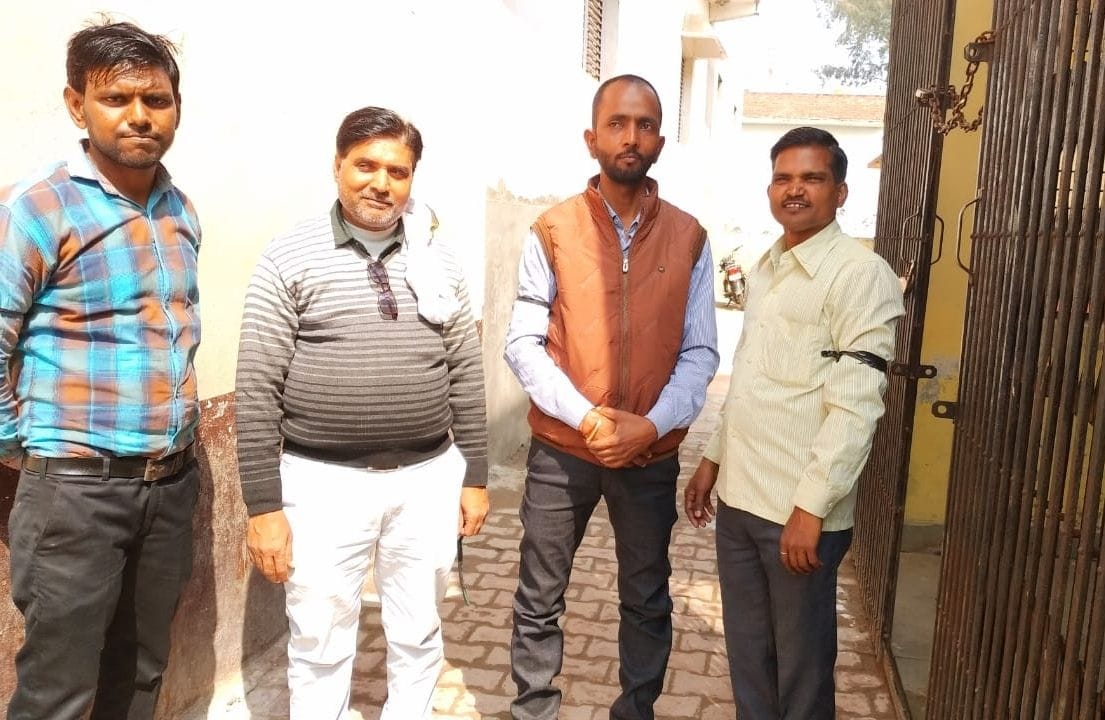 shikshanetar va svaasthy karmiyon ne kaalee pattee baandh kiya pradarshan