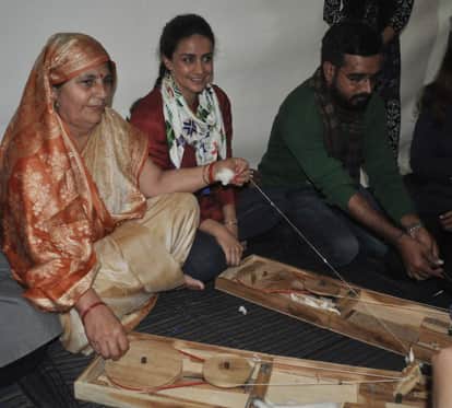 यूपी गेट किसानों के आंदोलन को समर्थन देने पहुंची अभिनेत्री गुल पनाग।