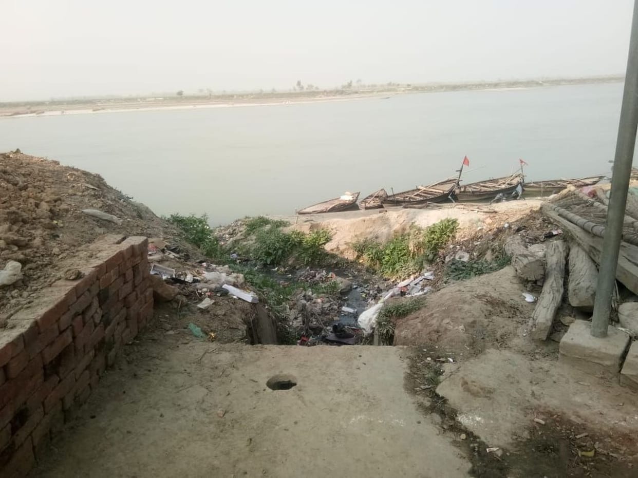Chemical containing waste being discharged in Saryu