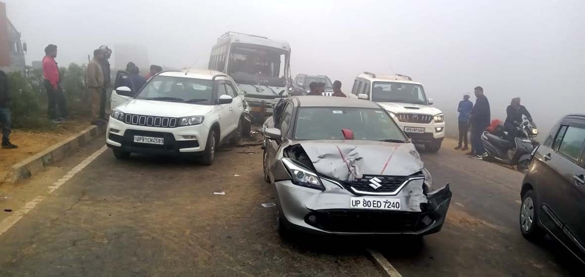 Aligarh: A dozen vehicles clashed on the bypass in fog