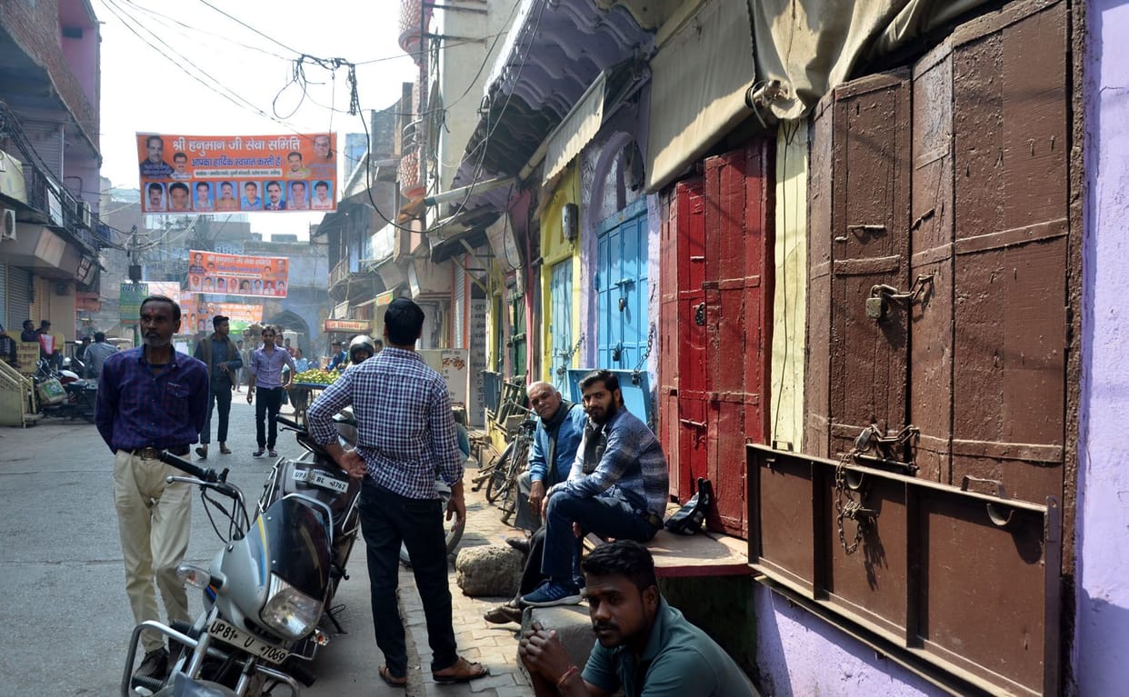 Aligarh: Outraged by murder and robbery in broad daylight, traders closed shops