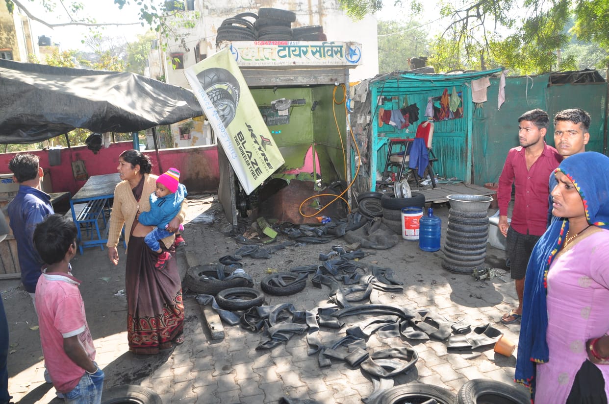 jila karagar ke samane dukan pr kapreshar fatha, 2 ghayal
