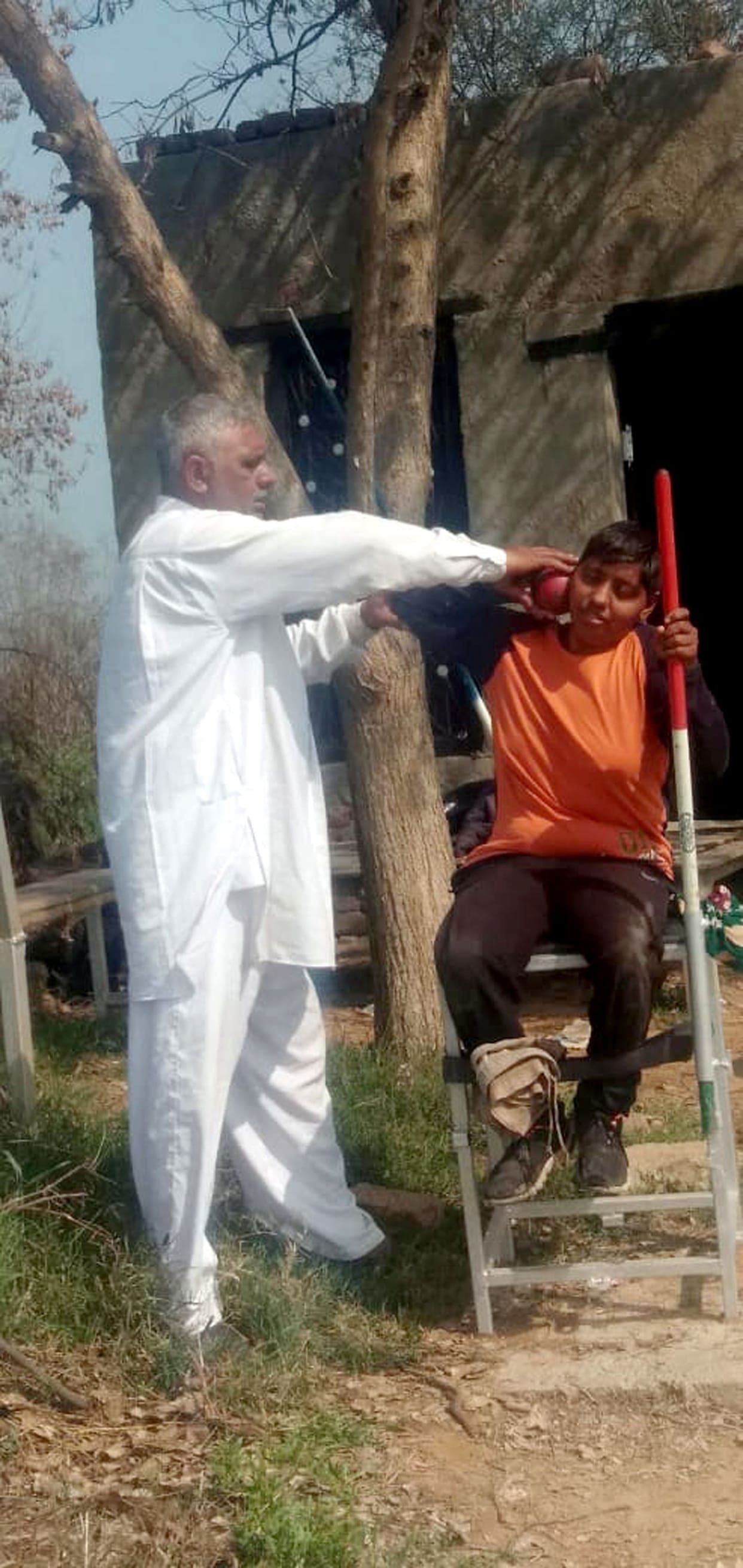 father prepare his daughter for atheletic competition in Hisar