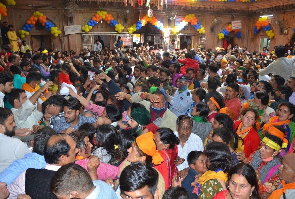 huge crowd of devotees gathered in banke bihari temple vrindavan on sunday