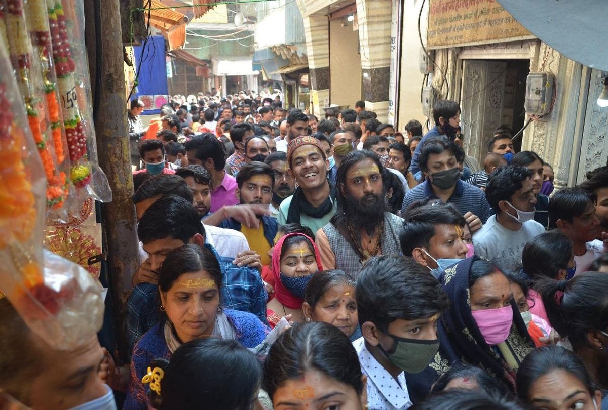 huge crowd of devotees gathered in banke bihari temple vrindavan on sunday